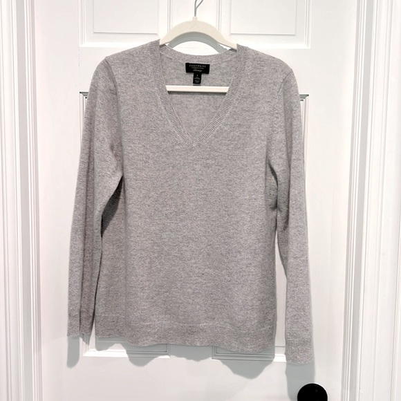 Charter Club Macy’s 100% Cashmere V-Neck Long-Sleeve Sweater Heather Gray Large - Picture 2 of 4